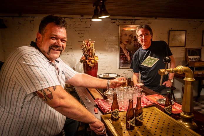 Regisseur André van Duren (rechts) en René van Rooij anno 2021 aan de toog die in De Bende van Oss werd gebruikt als decorstuk. Het biermerk Stier werd speciaal voor de film bedacht.