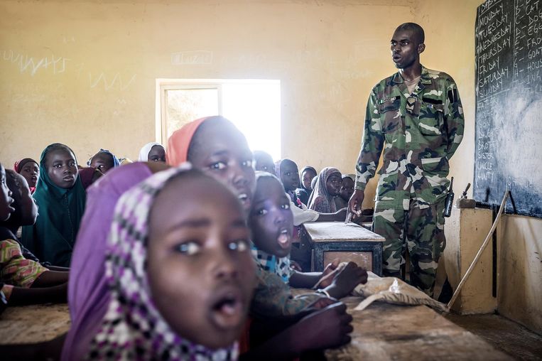 Soldaten geven kinderen les. Beeld Sven Torfinn