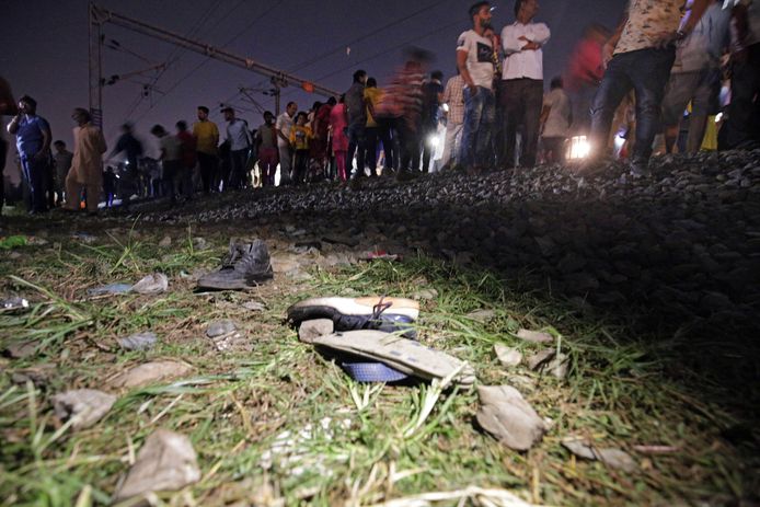 Langs het spoor liggen schoenen van slachtoffers van het treinongeval