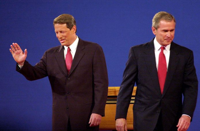 George W. Bush (recchts) en Al Gore voor de verkiezingen in 2000