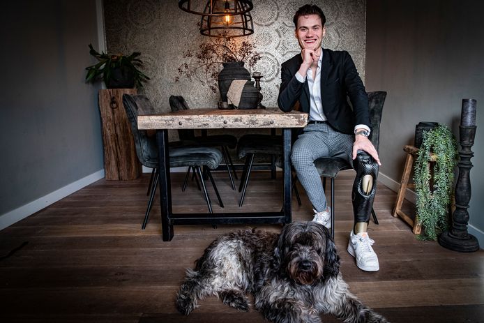 Sam van Dillen uit Hapert heeft een jaar geleden door een auto-ongeluk zijn linker onderbeen verloren. Nu heeft hij vol positieve energie een eigen bedrijf opgezet.