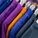 Van fleece tot thermosok: hoe komt het dat onze klerenkasten volhangen met plastics? En hoe erg is dat?