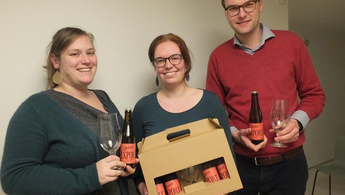 Delphine Desmet, Julie Braem en Cédric De Jaeger met hun bier.