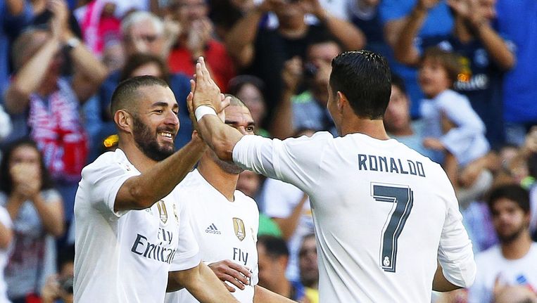 Cristiano Ronaldo feliciteert Karim Benzema. Beeld epa