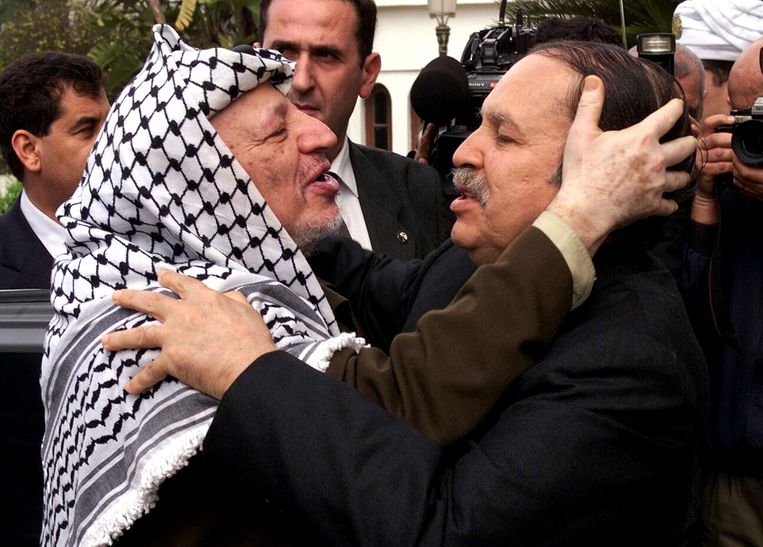 De Palestijnse president Yasser Arafat (l) omhelst zijn Algerijnse ambtsgenoot Abdelaziz Bouteflika, in 2001.  Beeld REUTERS