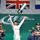 Hamilton na blitzstart autoritair naar zesde seizoenszege, Verstappen op knappe derde plaats