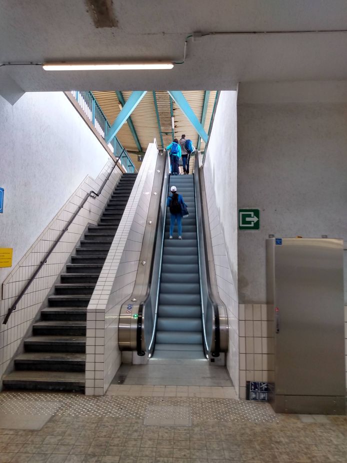 Eindelijk: nieuwe roltrap aan Gent-Dampoort is er én werkt | Gent | hln.be