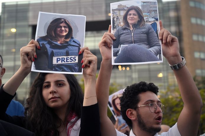 Libanese en Palestijnse activisten protesteren tegen de dood op AL Jazeera journalist SHireen ABu Akleh in Beirut, Libanon.