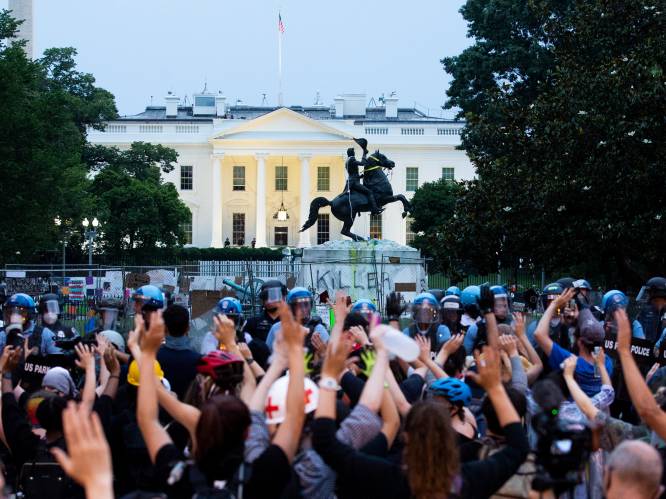 Trump haalt uit naar manifestanten die omstreden standbeeld voor Witte Huis wilden weghalen