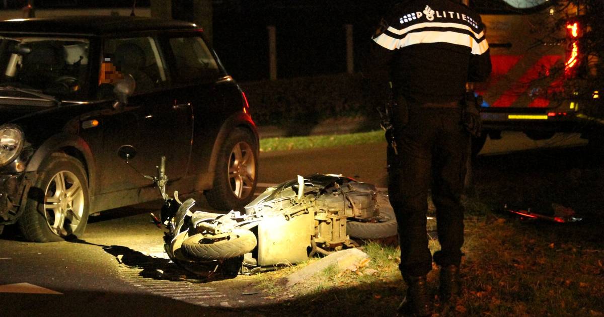 Scooterrijder gewond na aanrijding in Deventer: slachtoffer naar ziekenhuis.