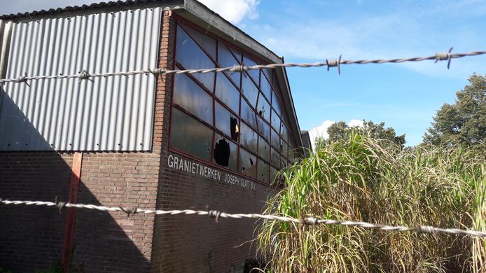 Het terrein van de vervallen steenhouwerij Glatt bij Putte is een van de locaties die dienst zou kunnen doen voor de centrale huisvesting van arbeidsmigranten. Maar de gemeente is nog beleid aan het ontwikkelen en bouwbedrijf De Nijs-Soffers, eigenaar van het complex, houdt ook andere opties open.