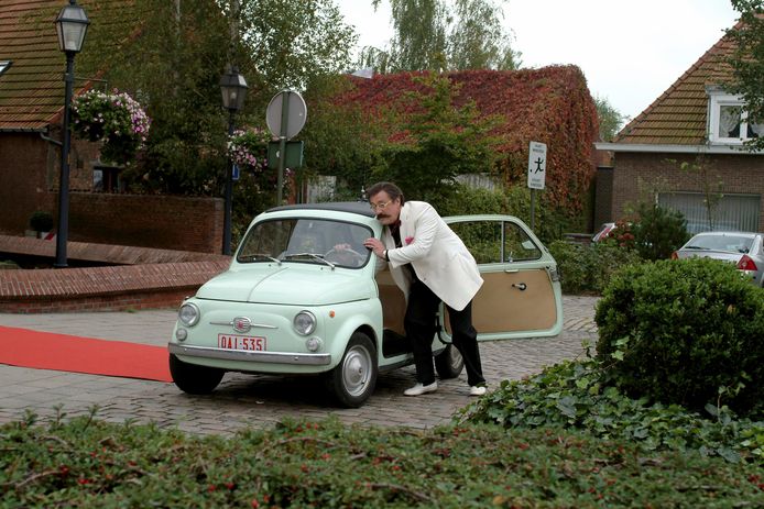 Marijn Devalck (Boma) with the Fiat 500, which has now been given a place of honor in the entrance hall of the VRT.