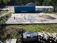 Alleen de fundering van het clubgebouw van Tennisvereniging Heino ligt er.