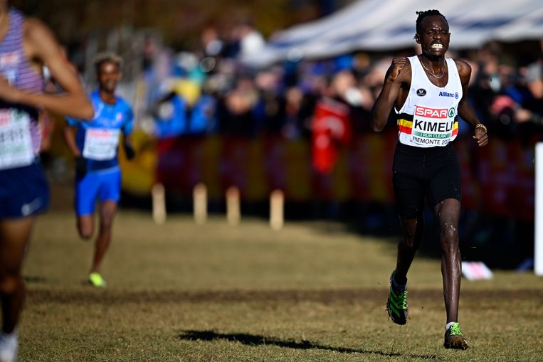 Isaac Kimeli viert zijn bronzen medaille. Beeld BELGA