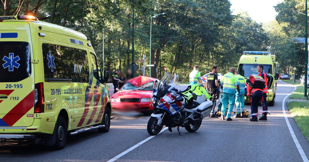 Man op elektrische fiets zwaargewond door botsing met personenauto in Loon op Zand.