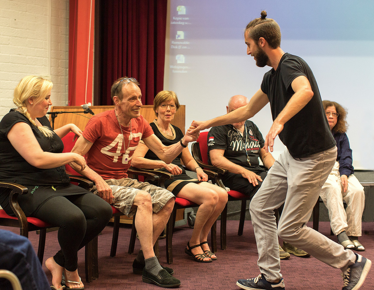 Danser Christoph Eberl nodigt de bewoners van zorggroep Apeldoorn uit om te dansen. Foto: Rien van der Kolk. Beeld RV
