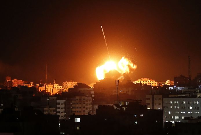 Een vuurbal stijgt op uit het kantoor van de Hamas-leider in Gaza-Stad tijdens de Israëlische luchtaanval.