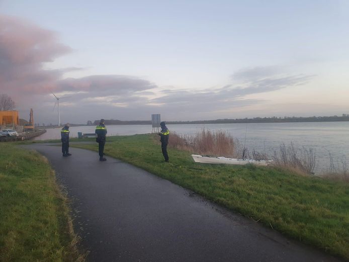 Onderzoek aan het water bij Zuidland (Zuid-Holland).