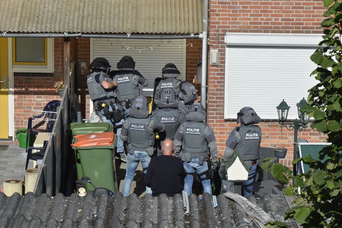 Arrestatieteam aanwezig op de Ahornstraat in Breda.