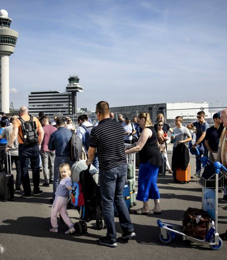 Dépassé par la cohue, l'aéroport de Schiphol demande à des compagnies d'annuler des vols