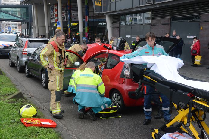 Het ongeluk op de Waldorpstraat.