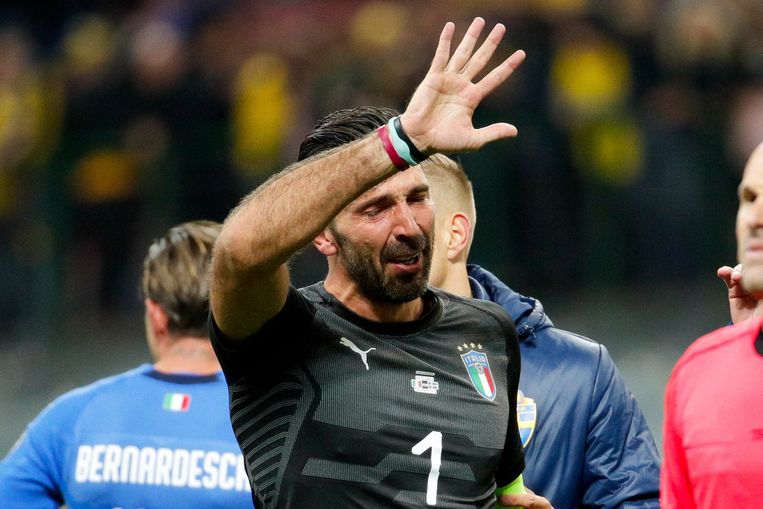 Gianluigi Buffon in tranen na afloop van de match tegen Zweden. Beeld Photo News