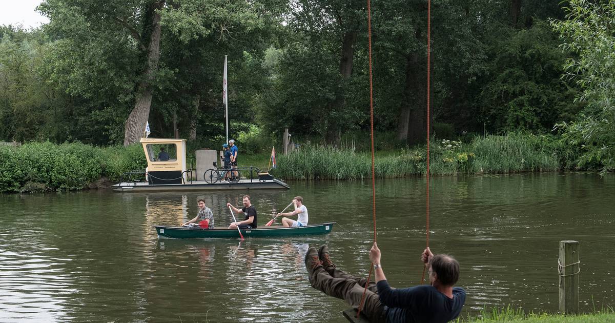 Pontje vaart stilletjes heen en weer over de Linge: ‘Alsof alles in slow-motion gaat’