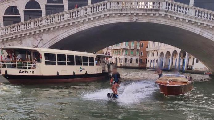 De jongemannen werden donderdagochtend gespot toen ze gondels en waterbussen ontweken terwijl ze over de belangrijkste verkeersader van Venetië vaarden.