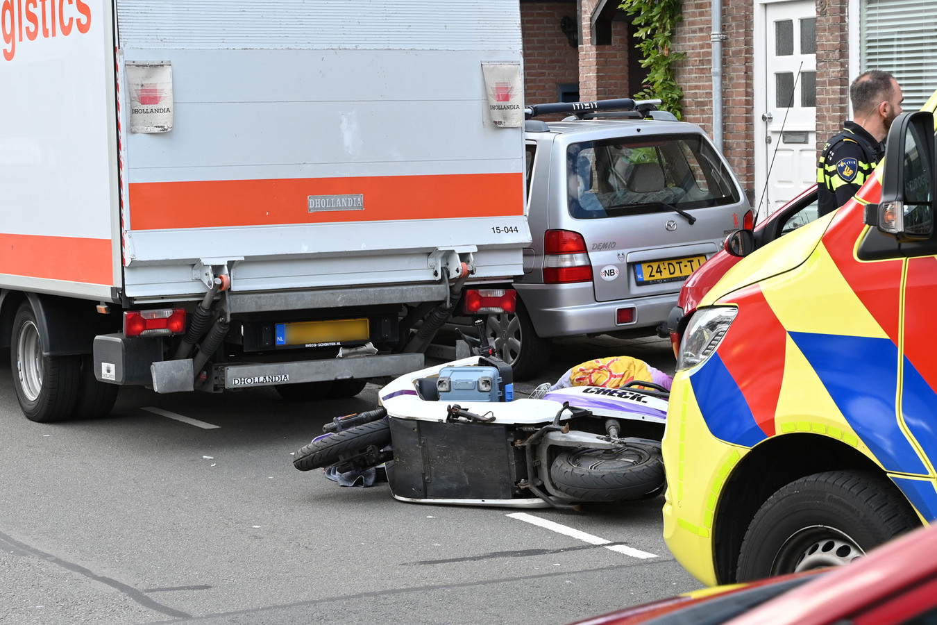 Scooterrijder gewond bij ongeluk in Breda Foto AD.nl