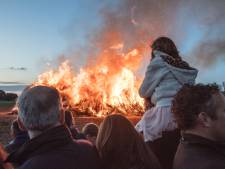 Honderden op de been voor paasvuur in Budel