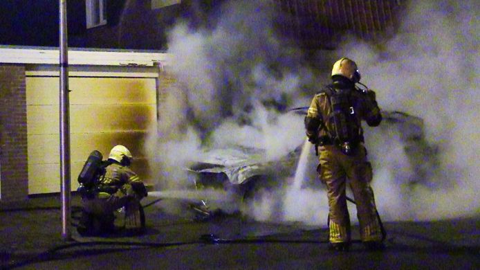 De auto aan de Ekersdijk brandde volledig uit