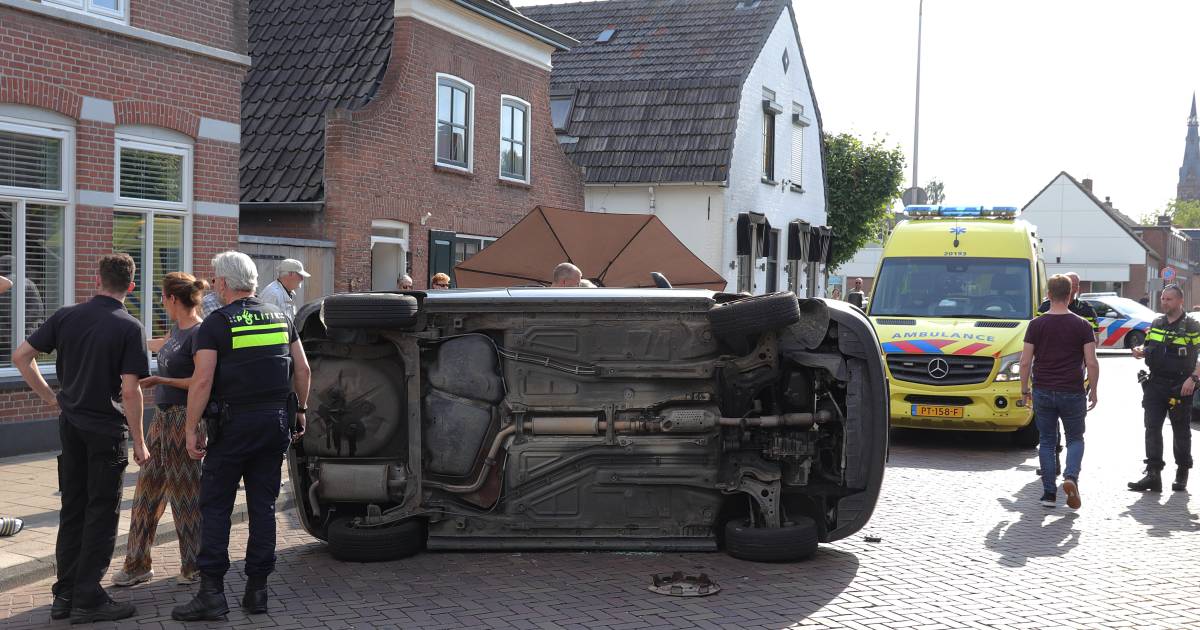 Auto op zijkant na botsing in Waalwijk, bestuurder gewond.