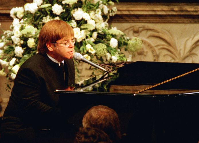 Elton John tijdens de begrafenis van prinses Diana