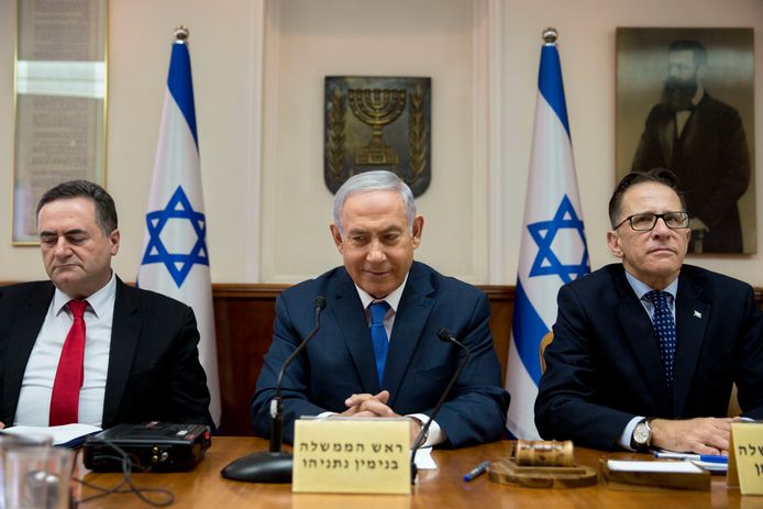 Yisrael Katz (l) naast de Israëlische premier Benjamin Netanyahu.