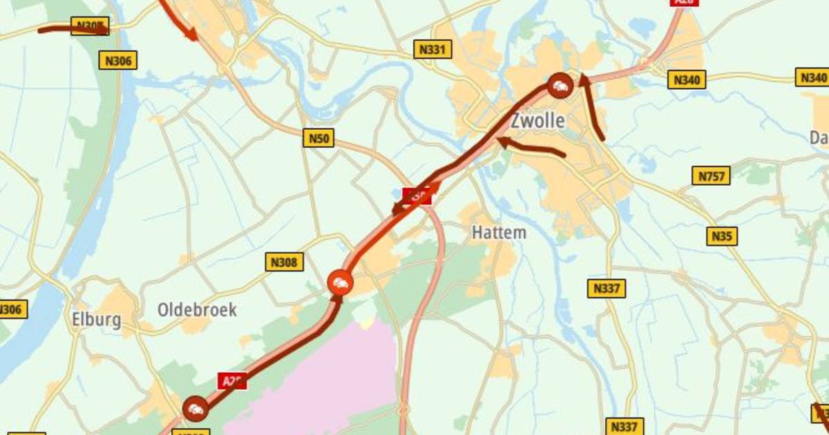 Ongeluk en kapotte truck zorgen voor chaos op A28 bij Zwolle in avondspits.