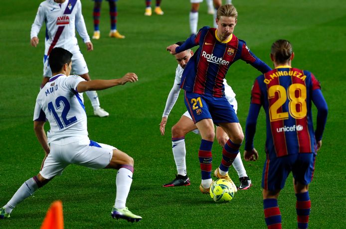 Frenkie de Jong aan de bal.