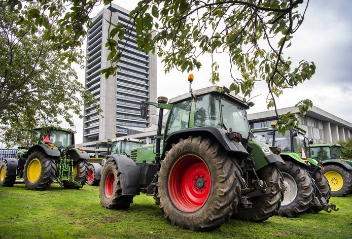 Boeren verzamelen zich bij het provinciehuis in Den Bosch, waar Provinciale Staten debatteren over de aanpak van stikstof.