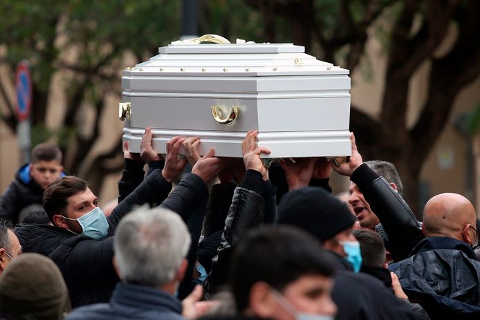 Beeld van de begrafenisceremonie van het 10-jarige Italiaanse meisje dat stierf na een TikTok-challenge eind januari.
