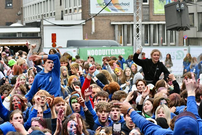 In Roeselare vierden ze de 50 dagen in plaats van de 100 dagen. De jongeren gingen vanaf 6u 's morgens uit de bol op het Polenplein.