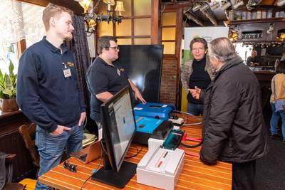 Onder het genot van een pilsje praten over warmtepompen en zonnepanelen