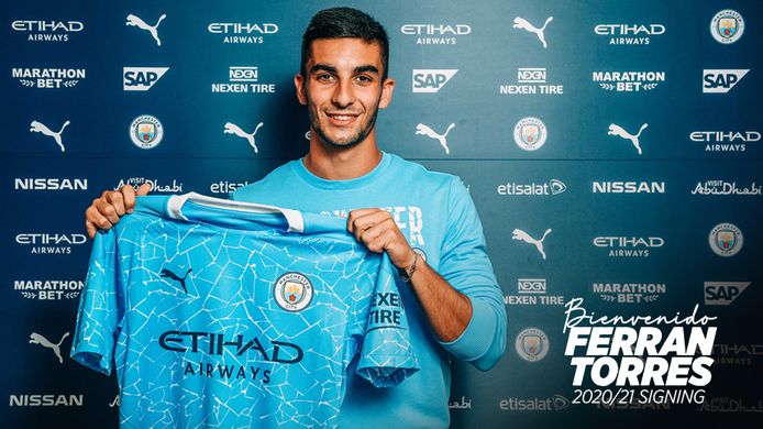 Ferran Torres met het truitje van Manchester City. Hij ondertekende een contract tot 2025.