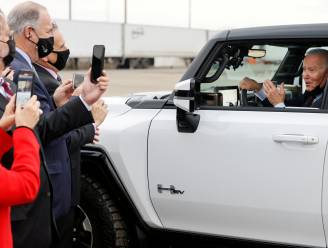 President Biden legt automakers deadline op voor halvering uitlaatgassen