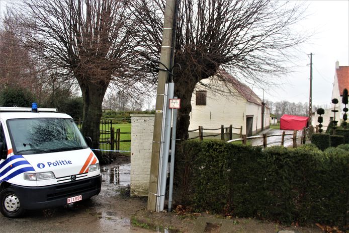 De vader vond zijn zoon van 34 levenloos op de oprit van hun boomkwekerij in Oostkamp.