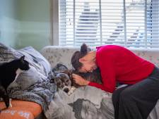 Diana neemt thuis afscheid van hond Lola, met hulp van arts Bert: ‘Ik wil u een knuffel geven’