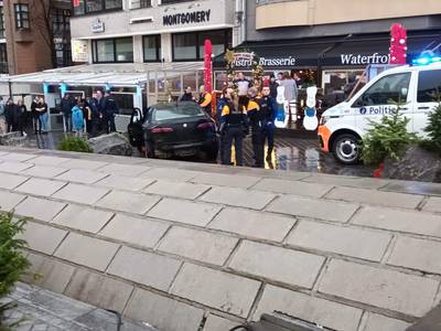 Wagen crasht tegen rotsblokken in centrum van Oostende na achtervolging: als bij wonder geen gewonden