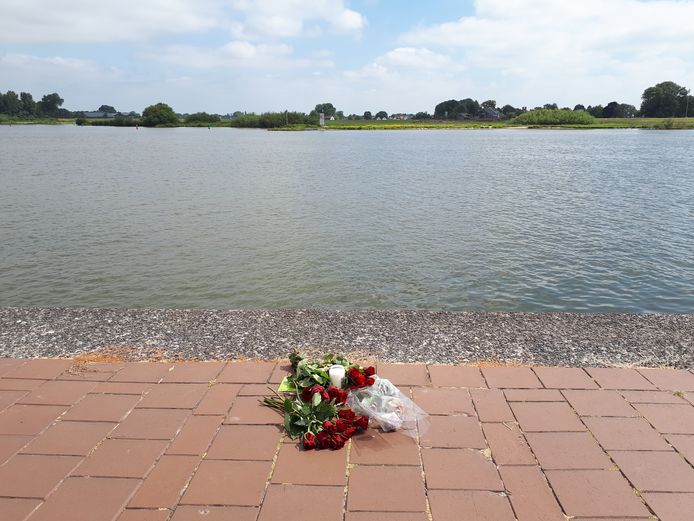 Aan de IJsselkade in Kampen is een herdenkingsplekje ingericht.