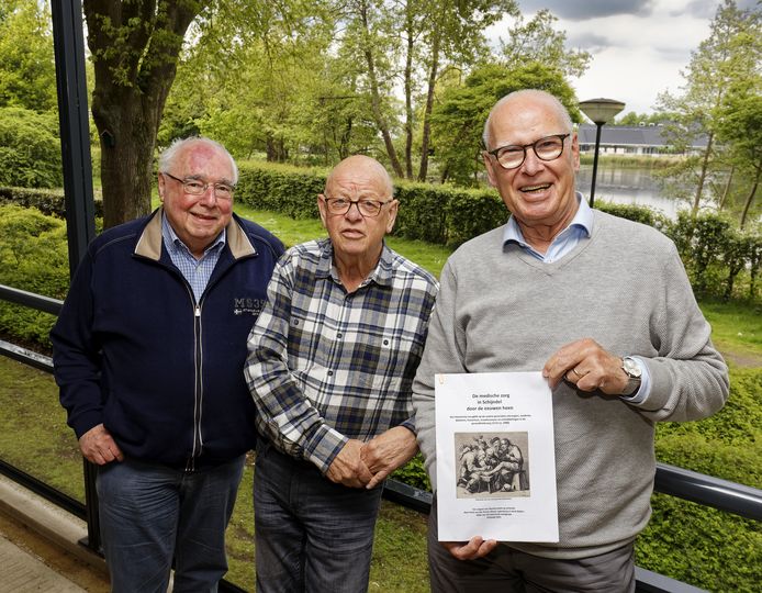 Henk Beijers toont de kaft van het boek over de medische zorg in Schijndel. Naast hem Henk van den Brand (midden) en Marijn Ligtenberg.