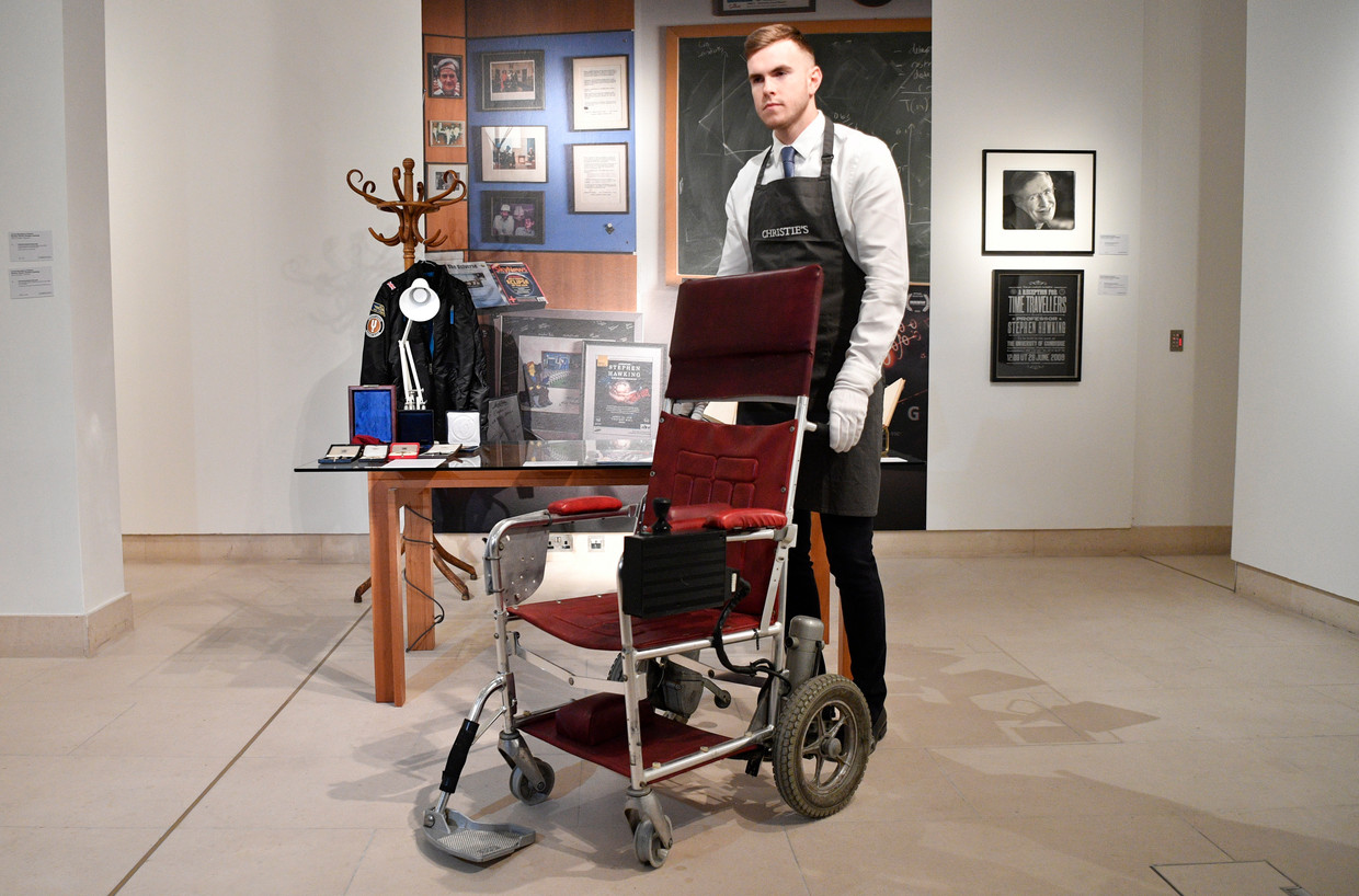 Kursi roda ikonik Stephen Hawking dan ‘undangan penjelajah waktu’ sedang dilelang