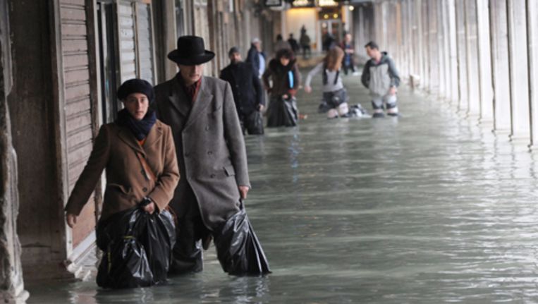 Het water staat ruim een meter dertig hoger dan normaal, maar de inwoners van Venetië zijn eraan gewend. De Unesco dringt aan op maatregelen van de overheid. Foto AP Beeld 