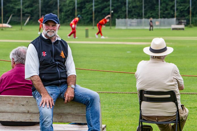 Steven Lubbers bij cricketinterland Nederland - Zimbabwe in 2019 in Deventer.